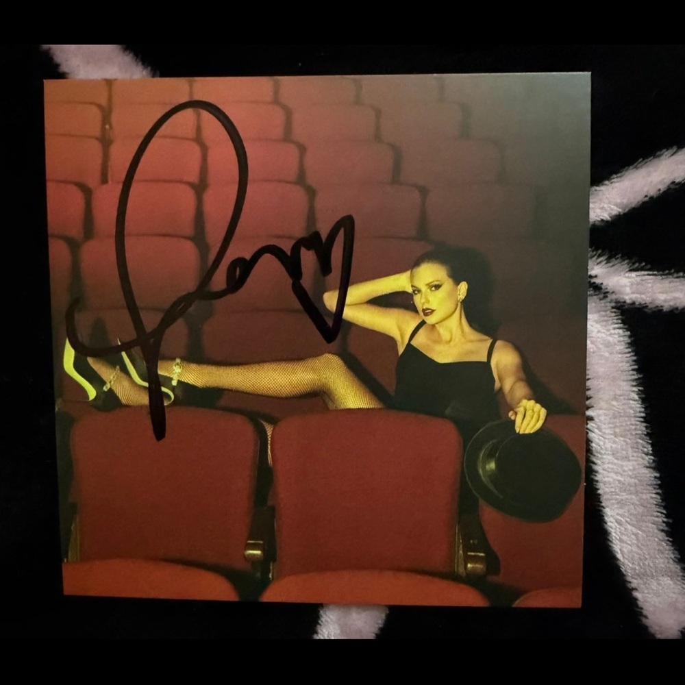 Taylor Swift – The Life of a Showgirl CD + Hand-Signed Photo